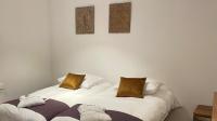 two beds sitting next to each other in a room at Het Lichthuis in Zandvoort