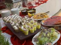 シャルム・エル・シェイクにあるNaama Inn Hotelのテーブルの上に並ぶビュッフェ