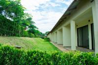 Douglas Lodge & Apartmentsにある庭