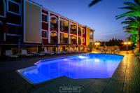 Bazén v ubytování Rose Club Apartments nebo v jeho okolí