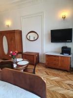 Televízia a/alebo spoločenská miestnosť v ubytovaní Prestige Aparthotel Piotrkowska 82 - wyjątkowy widok na deptak