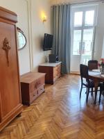 Televízia a/alebo spoločenská miestnosť v ubytovaní Prestige Aparthotel Piotrkowska 82 - wyjątkowy widok na deptak