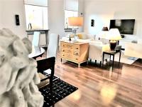 Televízia a/alebo spoločenská miestnosť v ubytovaní MONDRIAN Luxury Suites & Apartments Market Square I
