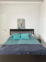 Een bed of bedden in een kamer bij Old Hill Residence Csopak