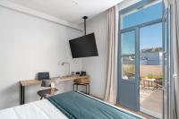 TV a/nebo společenská místnost v ubytování Hellenic Vibes Smart Hotel