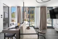 TV a/nebo společenská místnost v ubytování Hellenic Vibes Smart Hotel