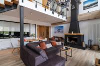 グダウリにある7 Senses Luxury Apartmentのソファと暖炉のあるリビングルーム