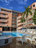 un hotel con una piscina con sillas y un edificio en Zahira Hotel Melgar, en Melgar