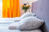Łóżko lub łóżka w pokoju w obiekcie Apartamenty Starówka