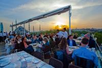 Un grupo de personas sentadas en mesas en un tejado. en Seven Hills Hotel - Special Category, en Estambul