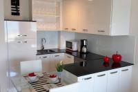 Kuchyň nebo kuchyňský kout v ubytování Modern apartment with stunning sea view