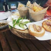 una mesa cubierta con un plato de comida con pan en Villa Rosa Cilento, en Caprioli