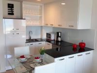 Kuchyň nebo kuchyňský kout v ubytování Modern apartment with stunning sea view