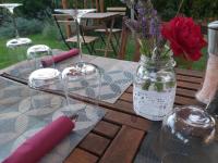 una mesa de cristal con un jarrón de flores. en Villa Rosa Cilento, en Caprioli