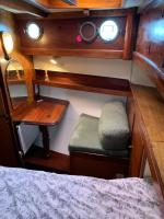 En eller flere k&oslash;jesenge i et v&aelig;relse p&aring; Port Deauville Yacht vintage