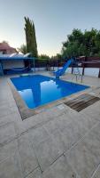 Bazén v ubytování Alekas Pool and Garden Home nebo v jeho okolí