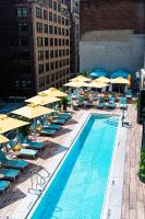 einen Außenpool mit Sonnenschirmen und Stühlen in der Unterkunft Margaritaville Resort Times Square in New York