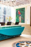 ein bunter Vogel auf einem Tisch in einem Zimmer in der Unterkunft Margaritaville Resort Times Square in New York
