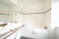 Salle de bains dans l&#39;&eacute;tablissement Le Manoir d&#39;Agn&egrave;s Logis h&ocirc;tel restaurant