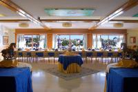Reštaurácia alebo iné gastronomické zariadenie v ubytovaní Hotel L'Approdo