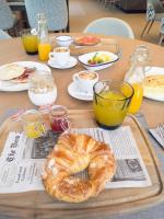 Una mesa con un plato de comida y un bagel encima. en Aparthotel Attica21 As Galeras, en Bastiagueiro