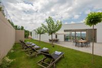 Vonkajšia záhrada v ubytovaní Luxury villa Azure in Imotski, wellness oasis