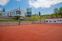 Tenis alebo squash v ubytovaní Luxury villa Azure in Imotski, wellness oasis alebo jeho okolí