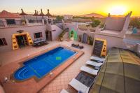 una vista aérea de una casa con piscina en Hassilabiad Appart Hotel, en Merzouga