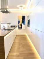 Kuchyňa alebo kuchynka v ubytovaní MONDRIAN Luxury Suites & Apartments Market Square I