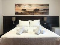 Un dormitorio con una cama con dos almohadas encima. en Pensión Amara, en San Sebastián
