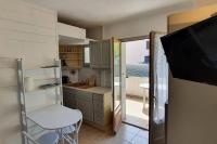a small kitchen with a view of the ocean at Studio en bordure de Lac in Doussard