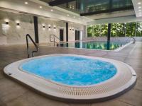 Bazén v ubytovaní Hotel Nad Czernicą alebo v jeho blízkosti