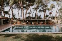 利卡斯戴勒Praia Art Resort - Small Luxury Hotels of the world的一个带游泳池和树木的婚礼场地