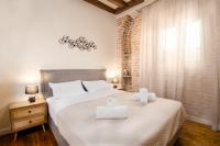 Postel nebo postele na pokoji v ubytování Curcumelli Luxury Suites - Κorkira