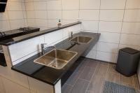 Kuchyň nebo kuchyňský kout v ubytování Asaa Camping & Cottages