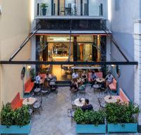 Reštaurácia alebo iné gastronomické zariadenie v ubytovaní Athens Ivy Suites