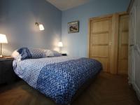 a bedroom with a bed with a blue comforter at Gîte Épinal, 4 pièces, 6 personnes - FR-1-589-82 in Épinal