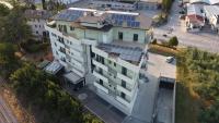 Una vista aérea de un edificio con paneles solares. en Hotel Clodi, en Ascoli Piceno