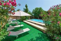 The swimming pool at or close to Villa Lina