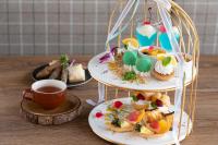 犬山市にあるホテルミュースタイル犬山エクスペリエンスのコーヒーとテーブルの上に3皿