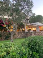 A garden outside Sardegna Costa Corallina Appartamento Luxury Vista Mare in splendido villaggio - IUN R6511