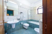 A bathroom at Leone de Castris Wine Hotel