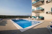 Bazén v ubytování Apartments BlueView nebo v jeho okolí