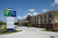 Un hotel con un cartel delante de un edificio. en Holiday Inn Express &amp; Suites Deer Park by IHG, en Deer Park