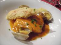 Un plato blanco con un sándwich con queso y cebolla. en Hotel Rural El Yantar de Gredos, en San Martín del Pimpollar