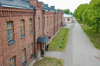 ラッペーンランタにあるHotelli Rakuunaの赤レンガ造りの二棟の間の路地