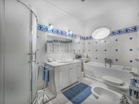 A bathroom at Casa Lauro - De Vivo Realty Positano