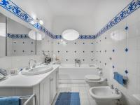 A bathroom at Casa Lauro - De Vivo Realty Positano