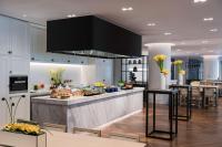 Grand Hyatt Hangzhouにあるキッチンまたは簡易キッチン