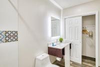 ein Badezimmer mit Toilette, Waschbecken und Spiegel in der Unterkunft Villa 1565 - Saint Augustine in St. Augustine
